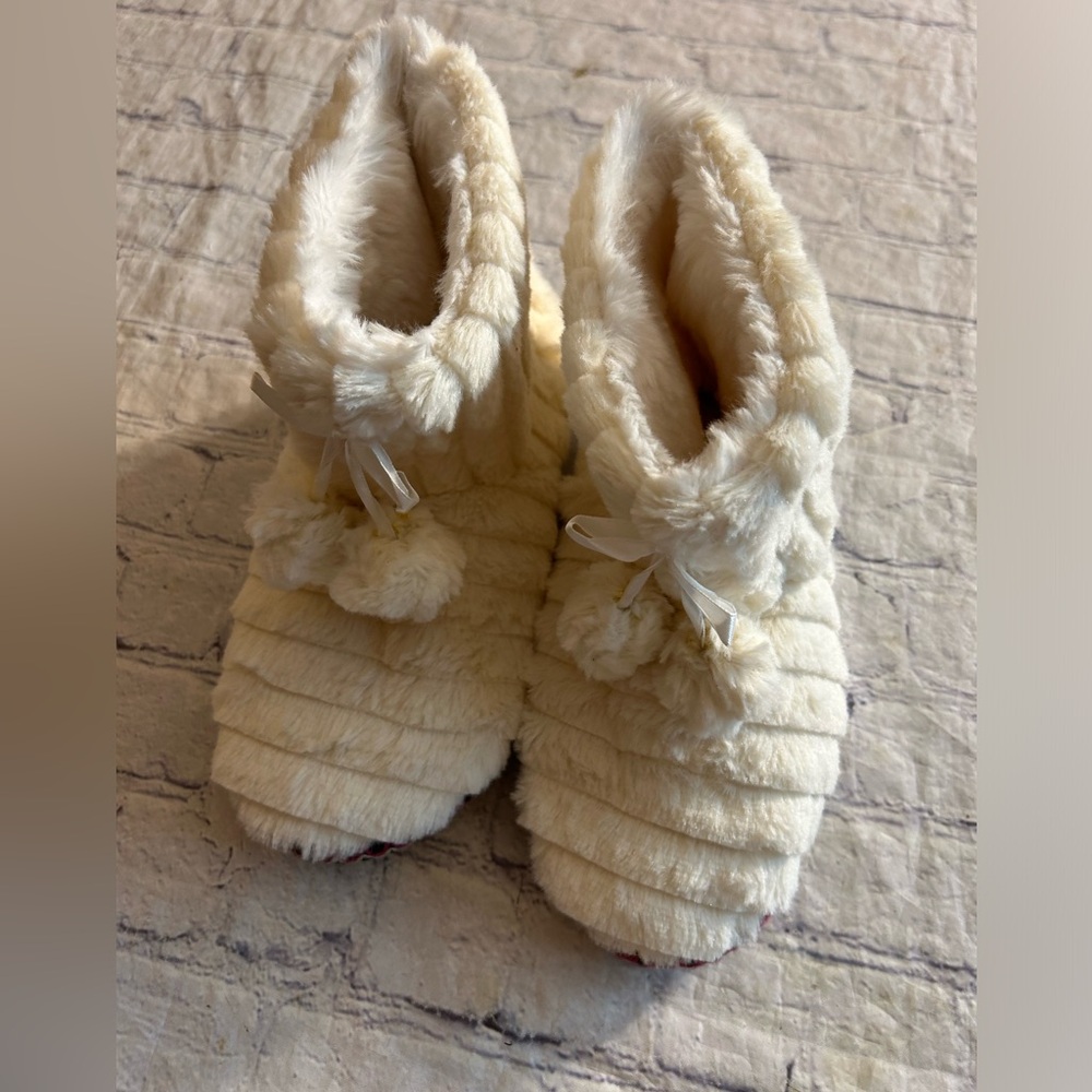 COZY FLEECE WINTER BOOTIE SLIPPERS AZTEC TRIM WALKING ON CLOUDS STYLE S(5-6)